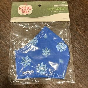 NWT. Snowflake Face Mask. Festive Blue. 100% Cotton. *Benefits Animal Rescue*